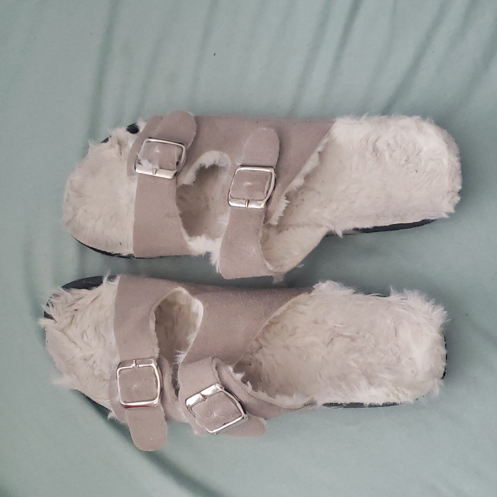 Fuzzy Florida winter sandals
